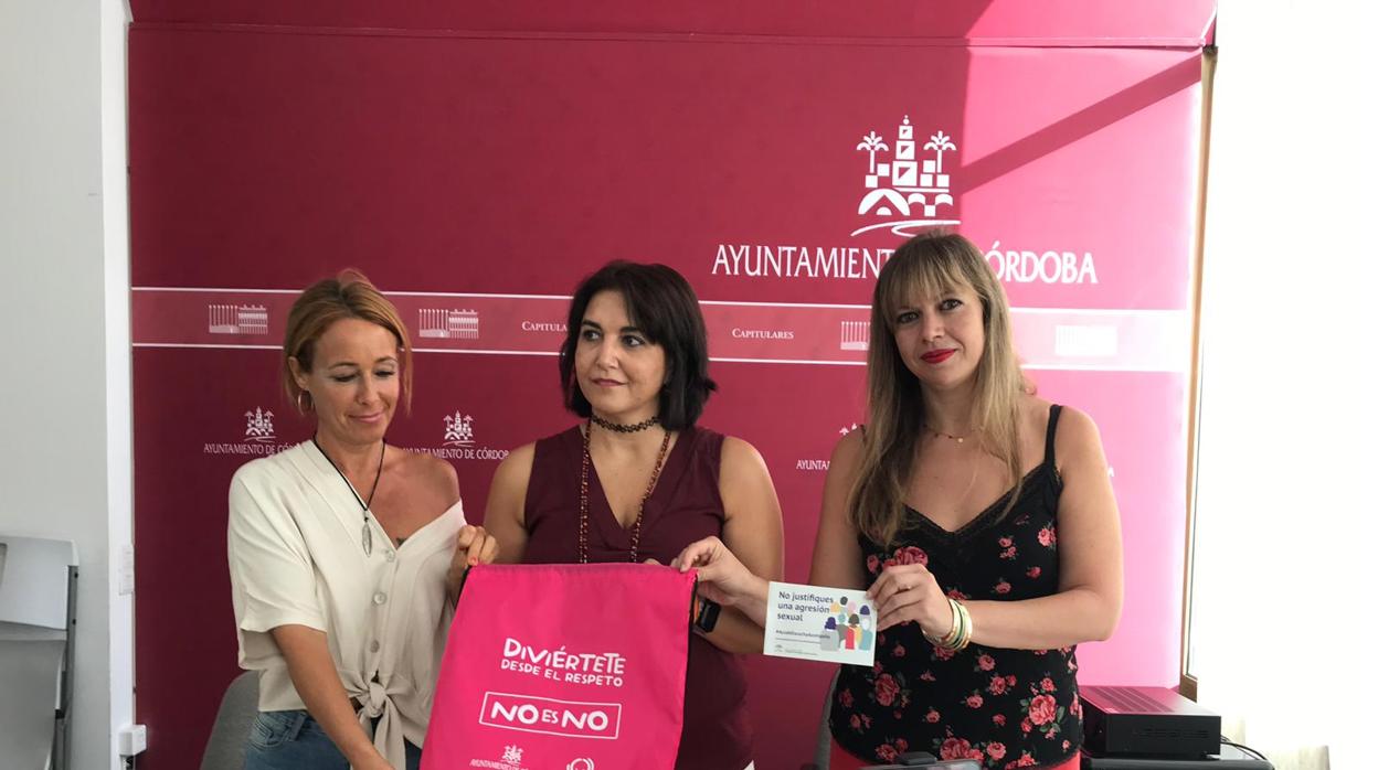 Responsables del Ayuntamiento y la Junta, con los lemas de la campaña