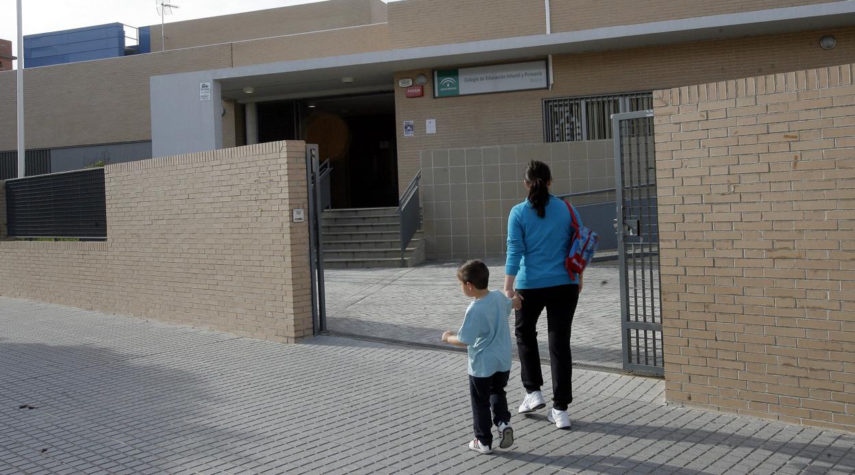 Una madre lleva a su hijo al colegio Noreña