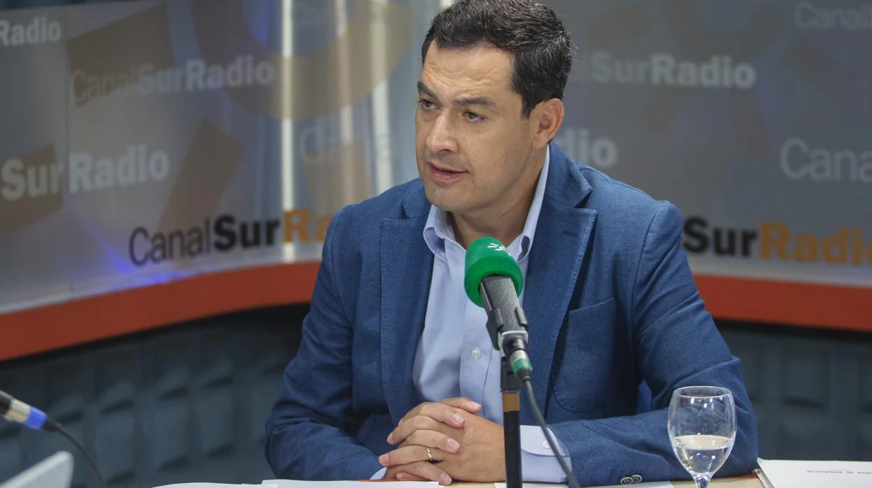 El presidente de la Junta, Juanma Moreno, ayer en Canal Sur Radio