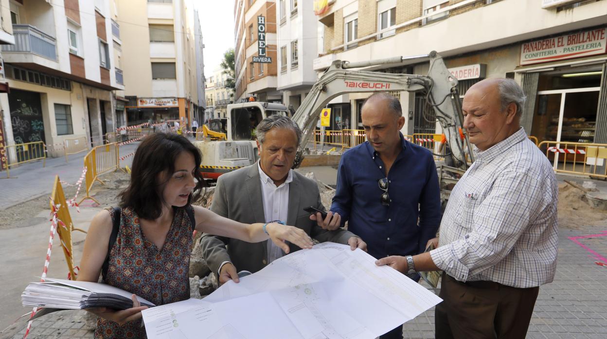 Fuentes, junto a técnicos de Urbanismo, consultan los planos