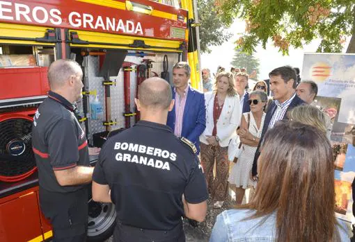 Los Bomberos de Granada, explicando el funcionamiento de los vehículos