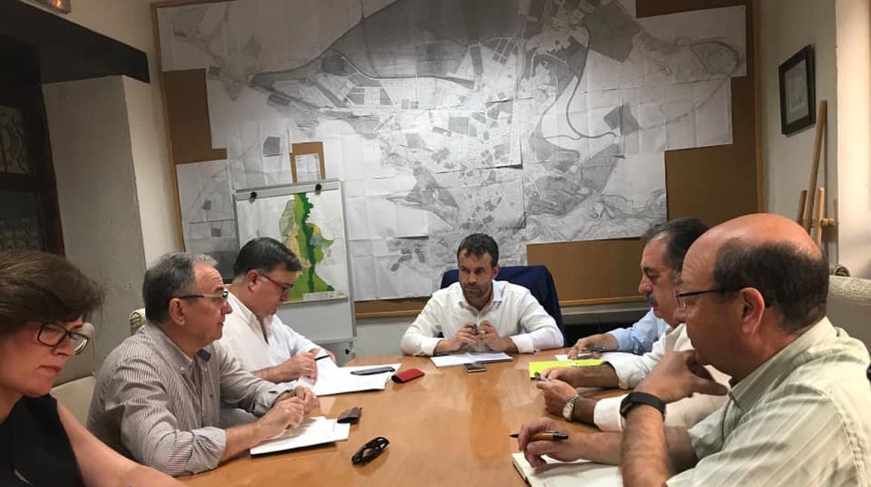 El alcalde de Jaén Julio Millán, en el centro, en una reunión de la concejalía de Urbanismo