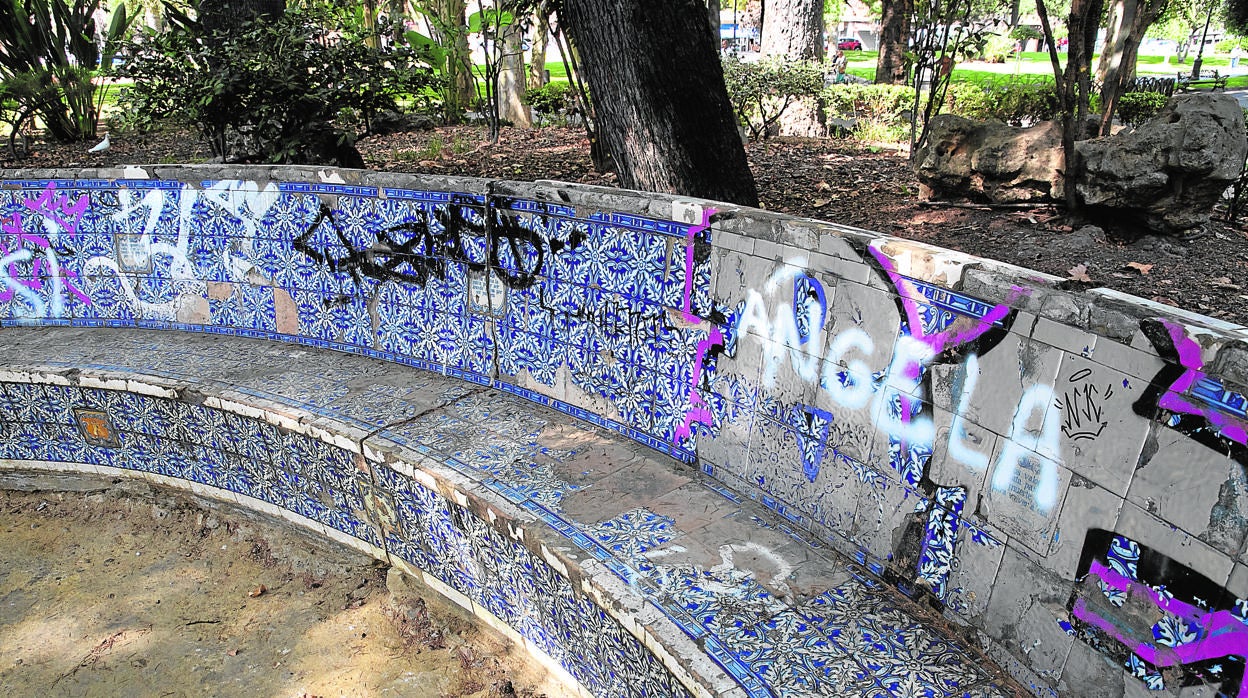 Pintadas en uno de los bancos de los Jardines de la Agricultura