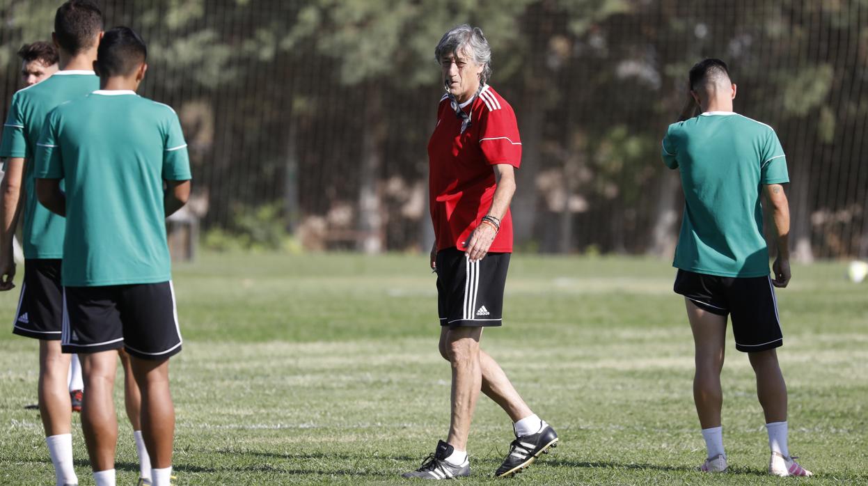 El entrenador del Córdoba, Enrique Martín, en un entrenamiento