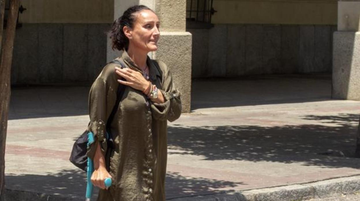 La juez María Núñez Bolaños, con muleta tras sufrir un esguince de tobillo estando de baja en julio