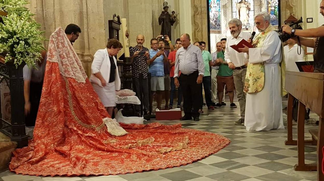 Lorenzo Caprile, en la parroquia de San Mateo de Tarifa junto al manto que ha diseñado