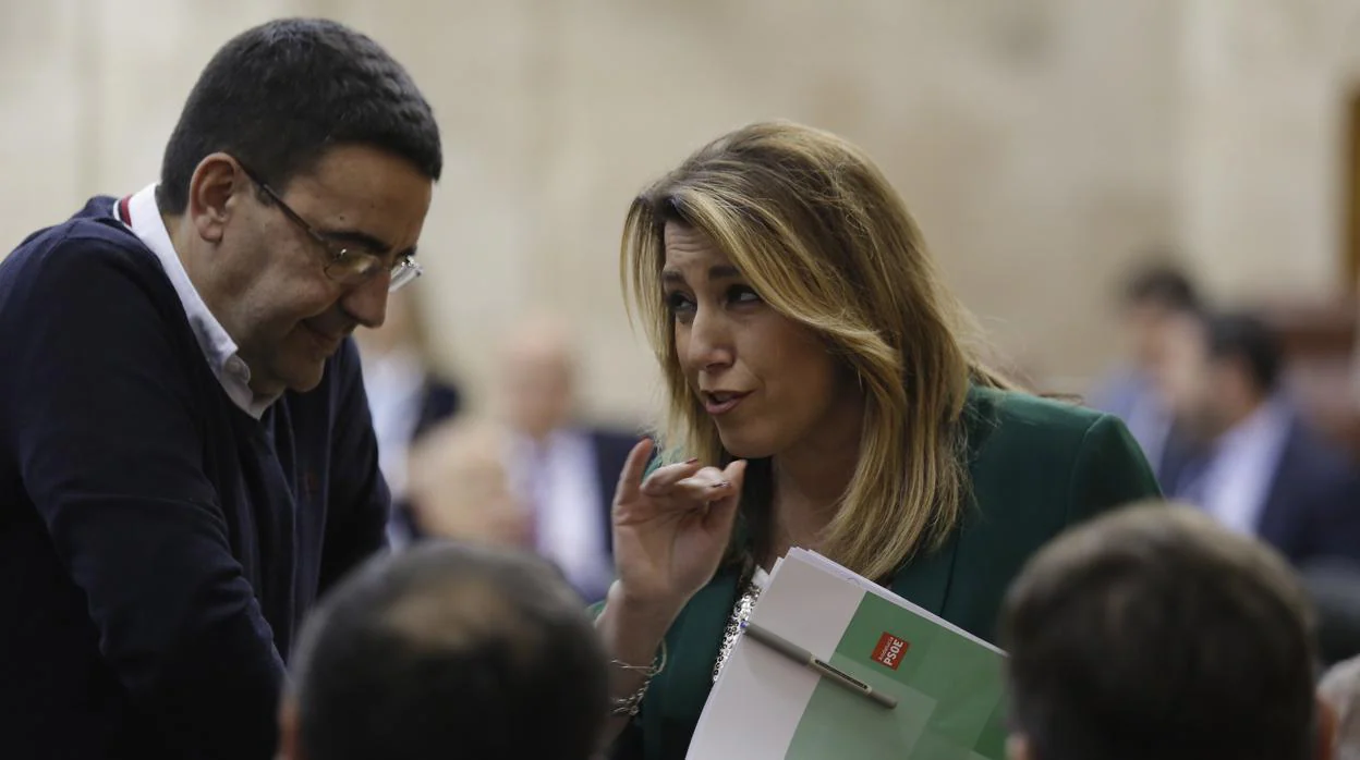 Susana Díaz habla con Mario Jiménez durante una de las últimas sesiones en el Parlamento