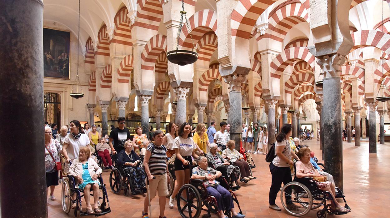 Colectivo de personas minusválidas en el interior de la Mezquita-Catedral