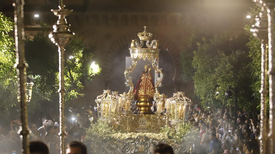 Alegría de campanas para la Virgen de la Fuensanta en su último recorrido por Córdoba