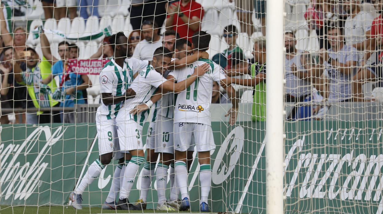 Los jugadores blanquiverdes celebran el gol de penalti de Ortuño en el Córdoba CF-Real Murcia