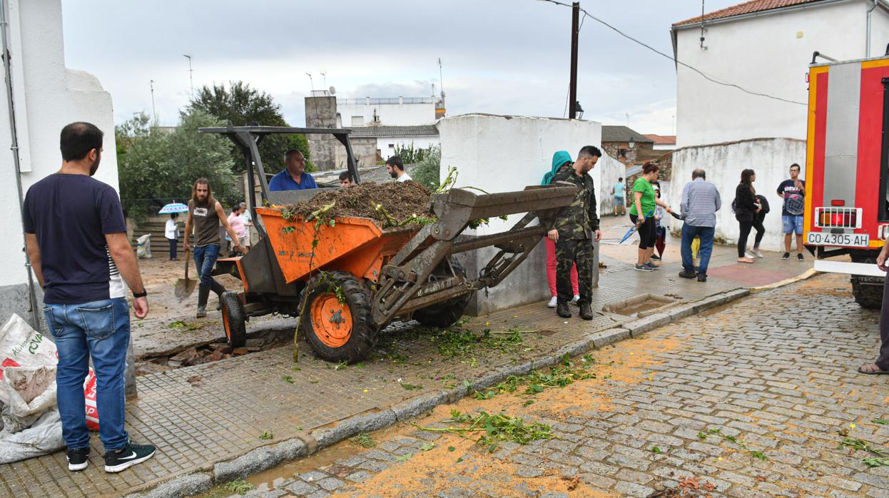 Vecinos de Conquista tratan de remediar los daños de la lluvia