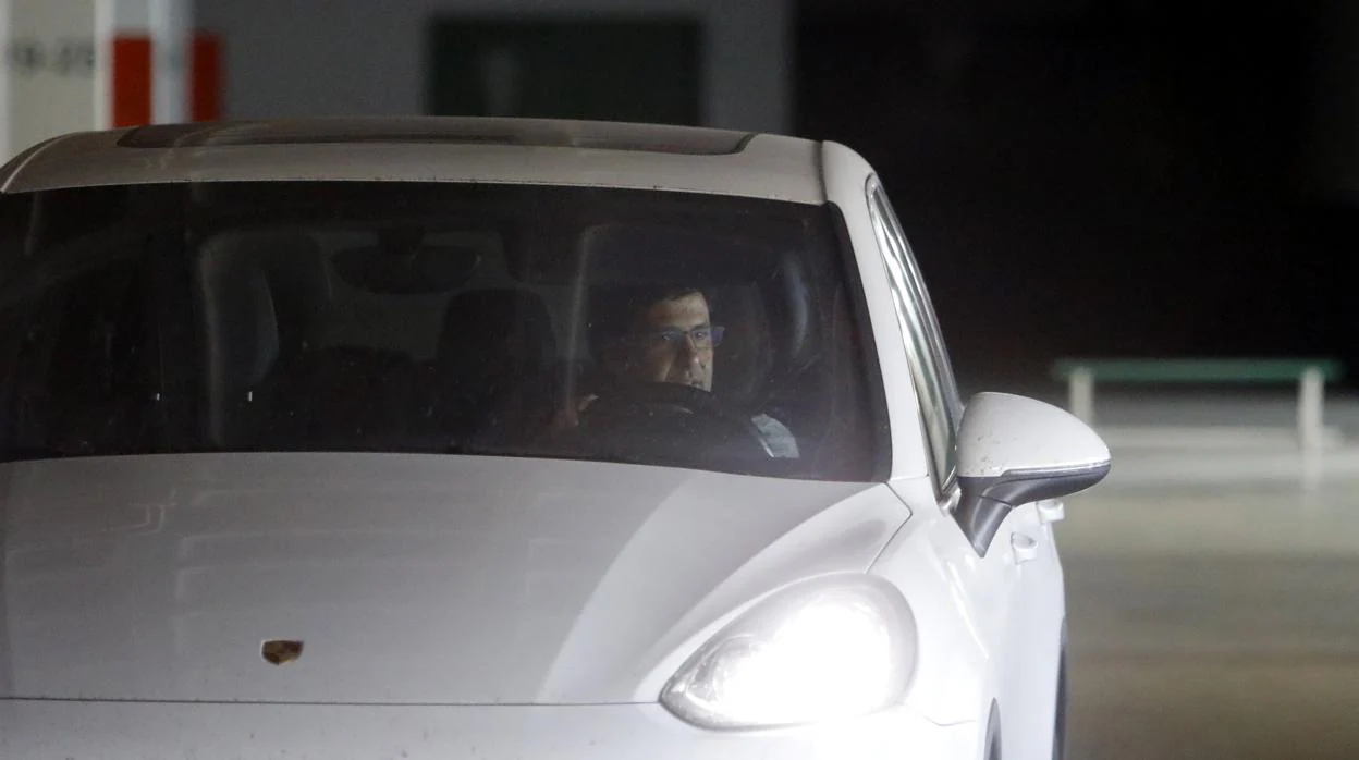 El presidente del Córdoba CF, Jesús León, expropietario de Grucal conduce un Porsche blanco
