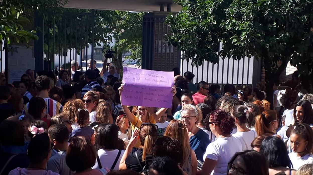 Protesta de padres y alumnos esta mañana en Nueva Carteya