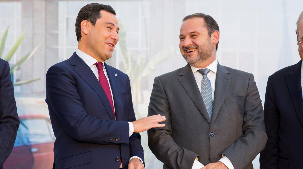 Juanma Moreno, con el ministro de Fomento en funciones, José Luis Ábalos, en Málaga