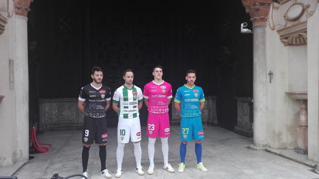 El Córdoba Patrimonio de la Humanidad luce la nuevas camisetas sin el escudo del Córdoba CF