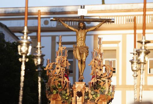 El Cristo de la Providencia, en su primera salida en paso el Viernes de Dolores de 2019