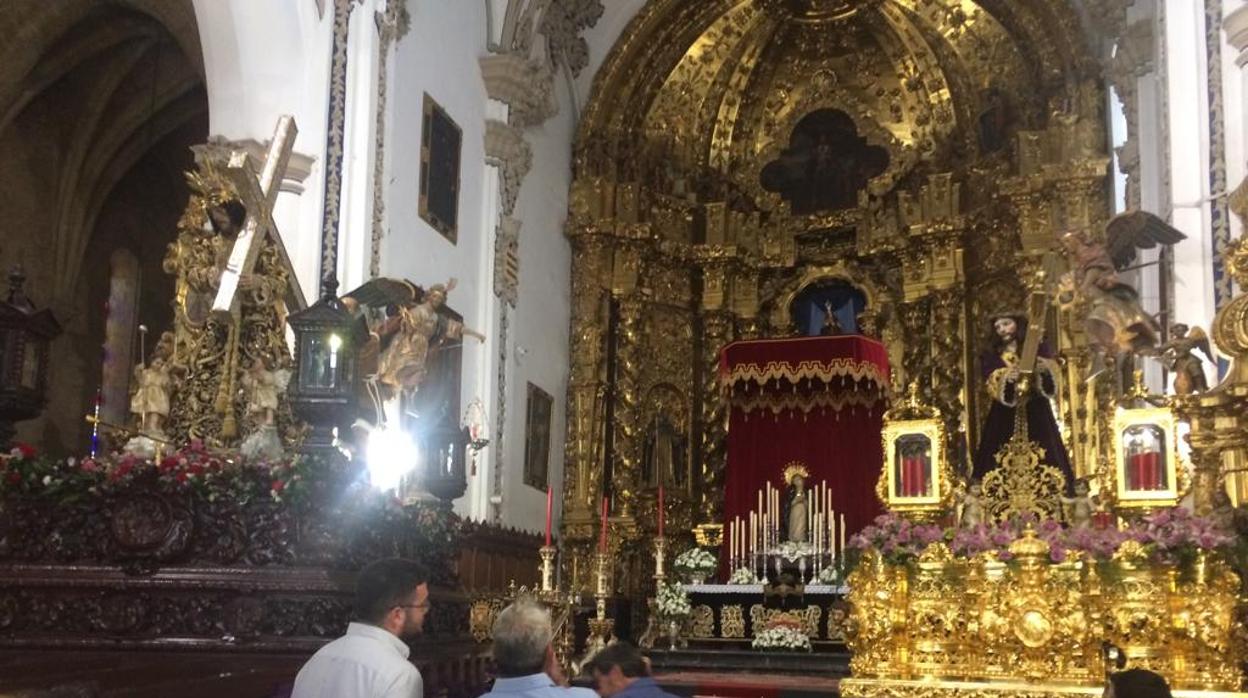 Nazarenos de Aguilar y Priego en la iglesia de San Francisco esta misma mañana