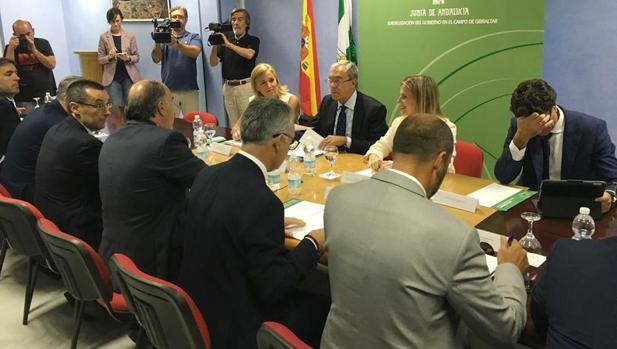 La Junta de Andalucía y Gibraltar llaman a la calma ante el abismo de un Brexit duro