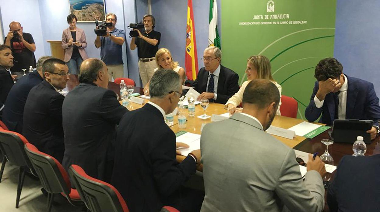 Rogelio Velasco, en el centro, en la reunión con los alcaldes del Campo de Gibraltar