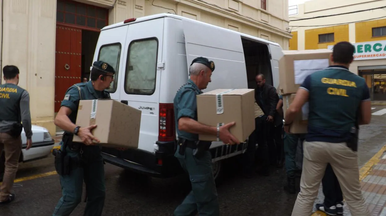 Agentes de la Guardia Civil durante el registro del Ayuntamiento de Peñarroya dentro de la operación Rocket
