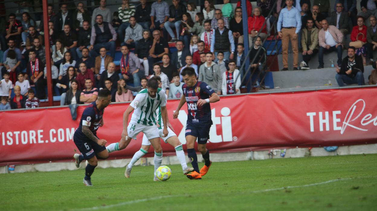 José Antonio González conduce el balón en una jugada del Yeclano Deportivo-Córdoba CF