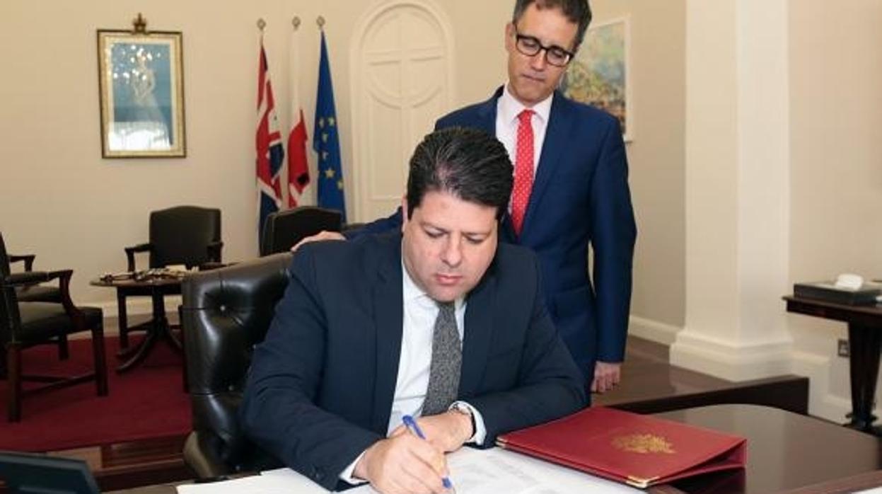 Picardo, durante la firma de los memorandos del Brexit, junto al viceministro principal