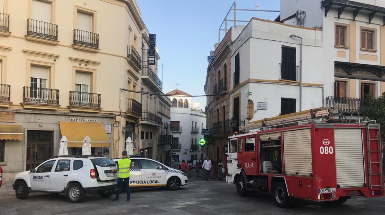 Miembros de la Policía Local y de Bomberos están ya en Pedro López, donde se ha producido un escape de gas