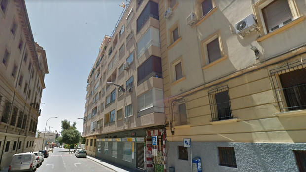 Un bebé herido en la cabeza por el desprendimiento de una cornisa en Granada