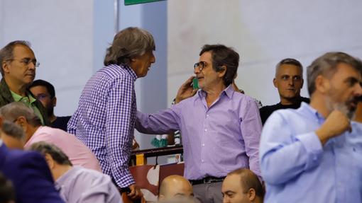 El empresario canario en el fútbol sala, el viernes, con Enrique Martín
