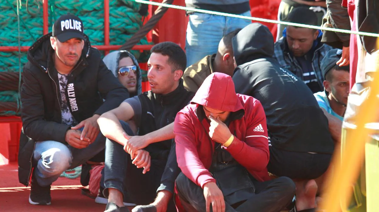 Algunos de los 73 inmigrantes rescatados en la tarde de este miércoles en el Estrecho