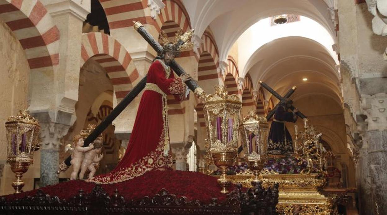 El Nazareno de Cañete con una túnica en terciopelo rojo de 1899