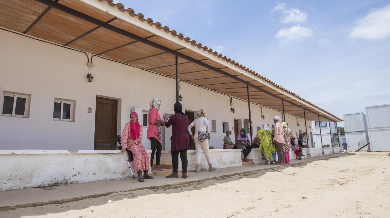 Trabajadoras de la empresa en la zona de viviendas de la finca