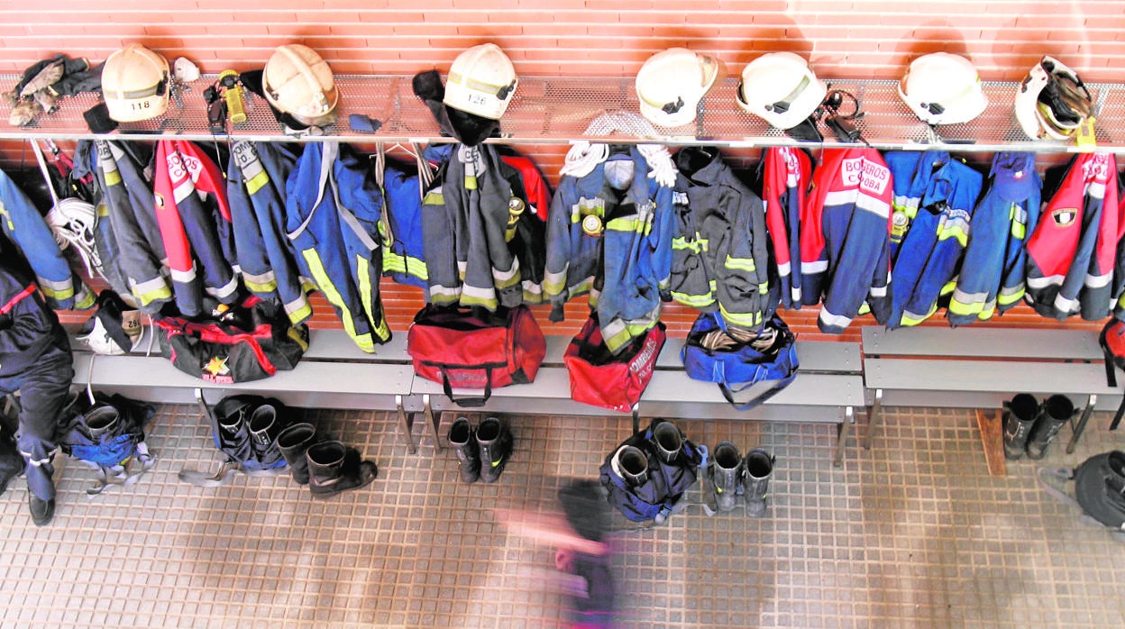 Material de los bomberos en el parque del Granadal