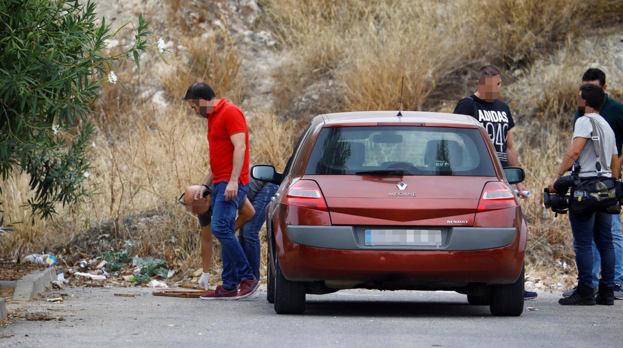 La Policía Científica regociendo pruebas en el lugar en el que se produjo el crimen