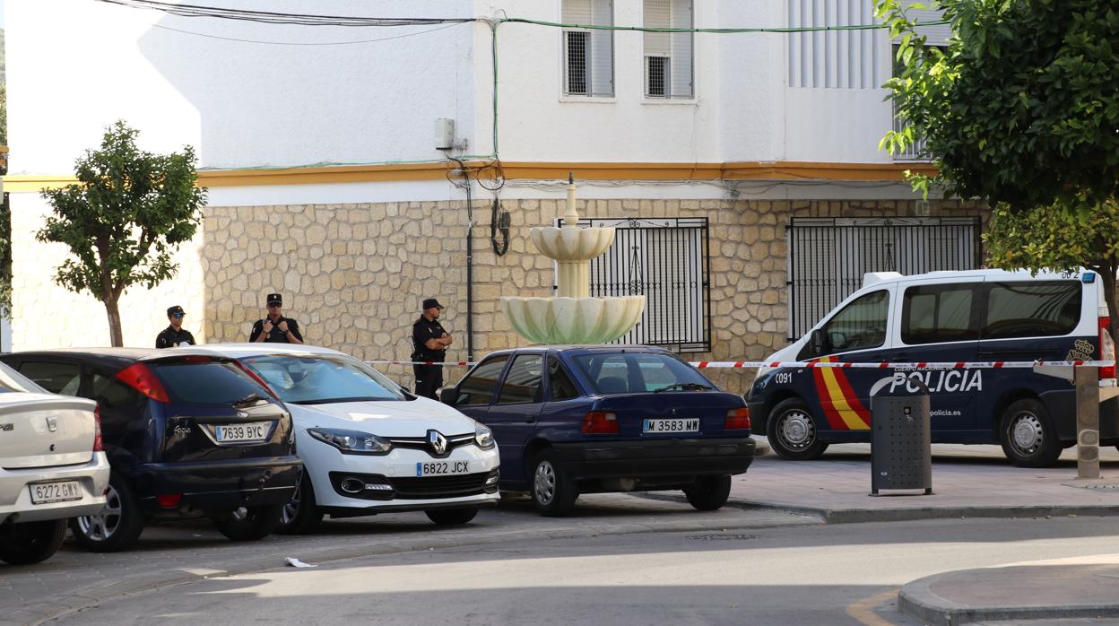 Agentes de la Policía Nacional en la barriada Virgen de Araceli