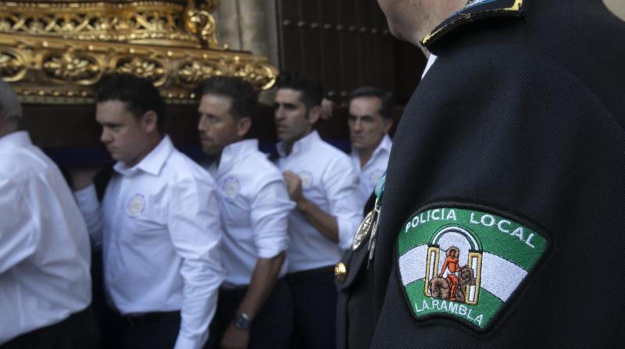 Un efectivo de la policía local de La Rambla en la salida del Nazareno en la magna