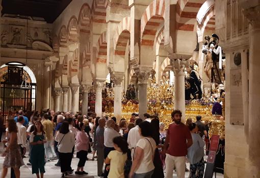 Cientos de visitantes anoche en la Mezquita-Catedral