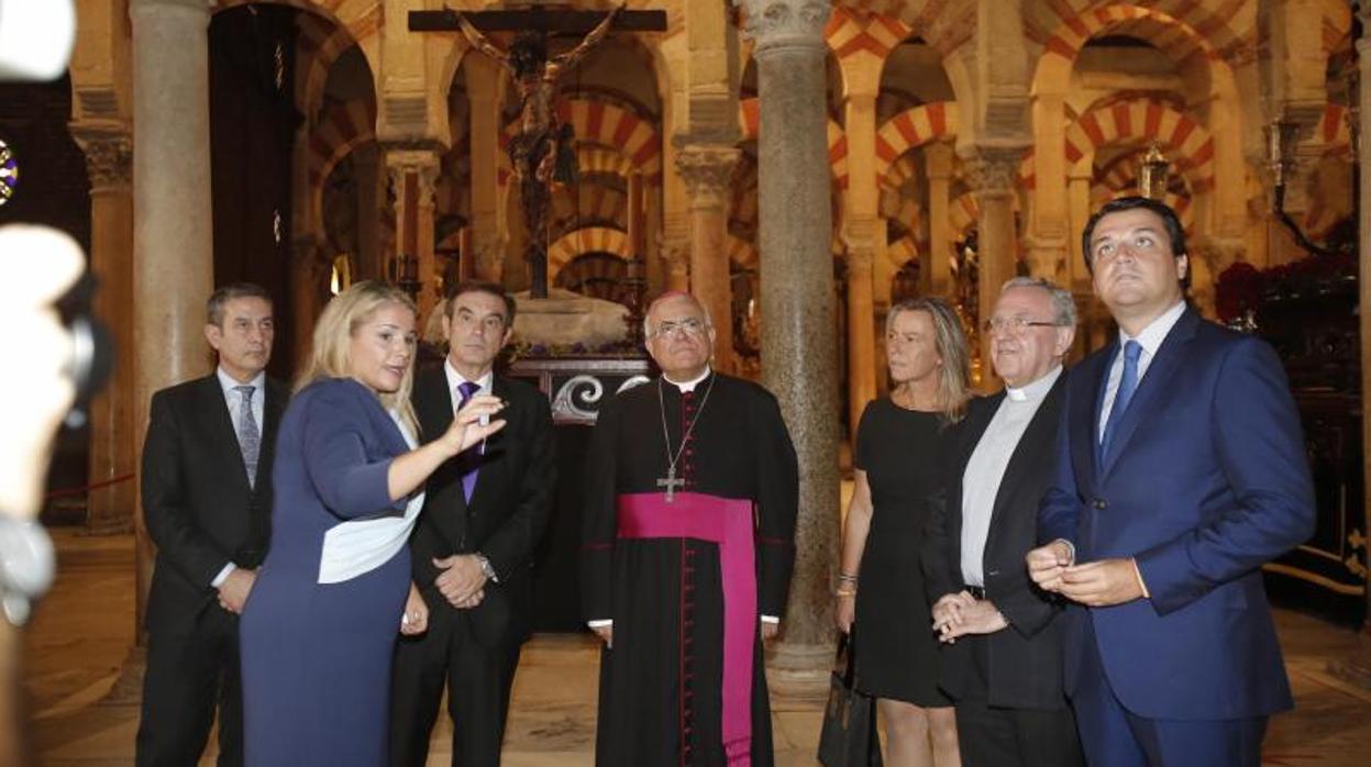 El obispo de Córdoba en el centro de la imagen durante la presentación de la exposición