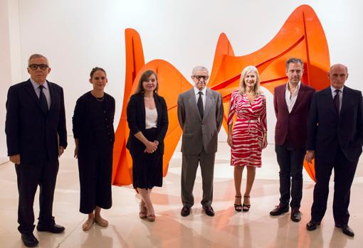 (De izq a dcha) El co-comisario de la exposición y director artístico del Museo Picasso Málaga, José Lebrero Stals; Claire Garnier y Emilia Philippot, co-comisarias; el presidente de Fundación Unicaja, Braulio Medel (c); la consejera de Cultura y Patrimonio de la Junta de Andalucía, Patricia del Pozo; el presidente Calder Foundation, Alexander S.C. Rower, y el presidente del Patronato del Museo Picasso Málaga, Bernard Ruiz-Picasso.