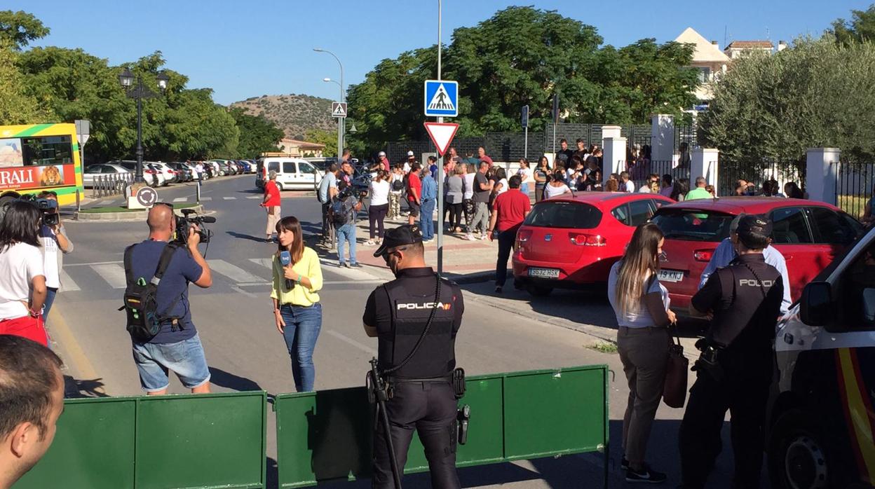 Furgón de la Guardia Civil con el detenido tras comparecer ante el juez