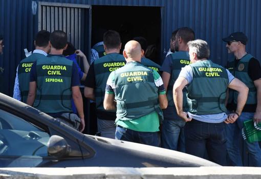 Los agentes del Guardia Civil, en la nave de la empresa Magrudis