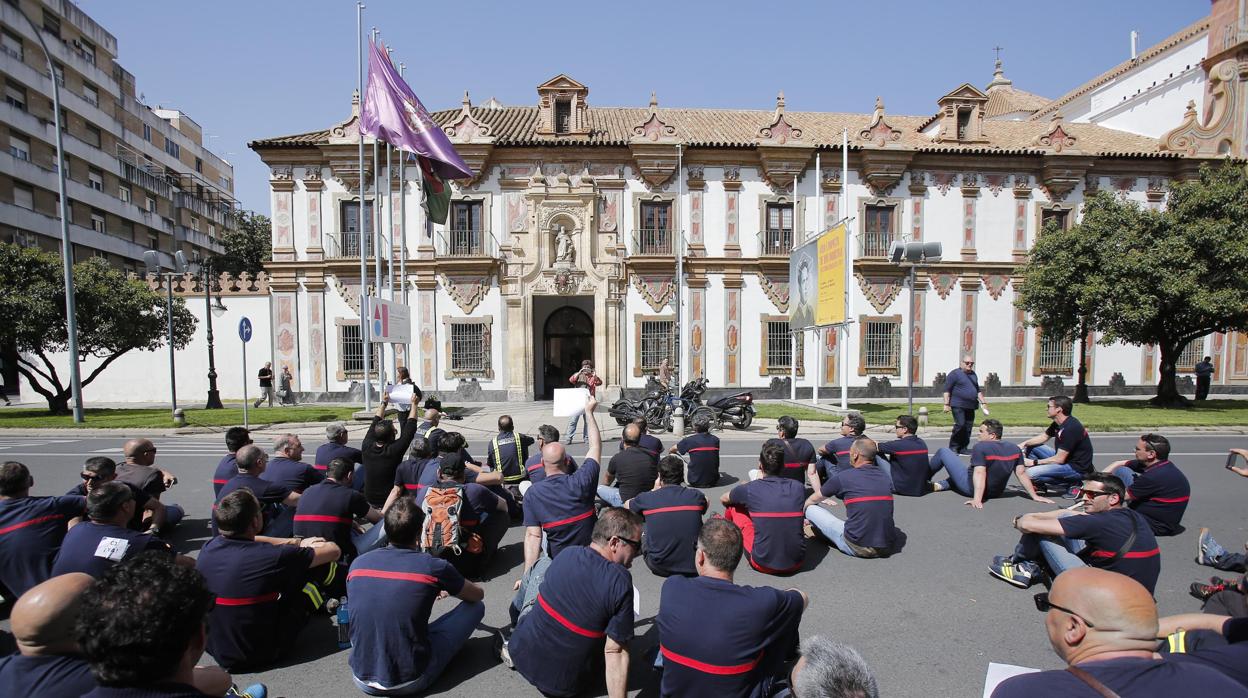 Protesta de bomberos frente a la Diputación