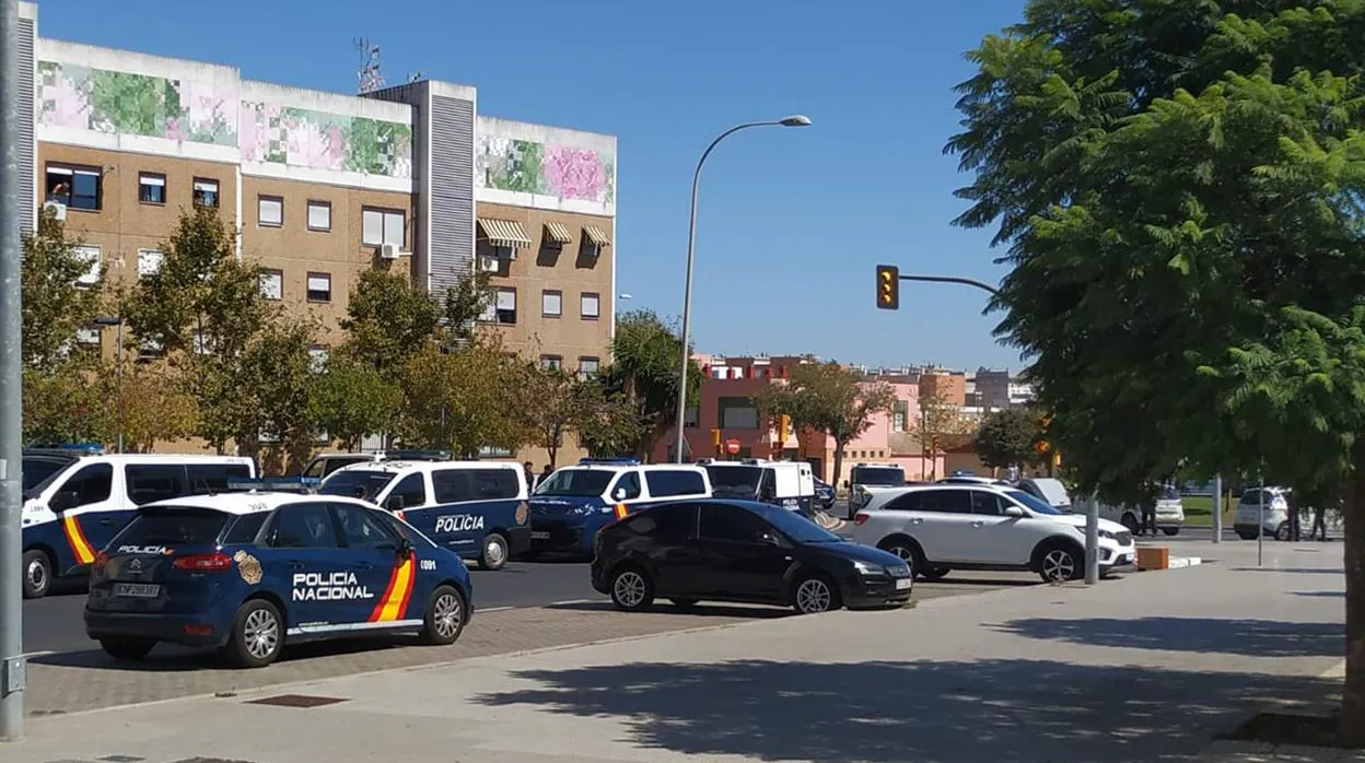 Parte del dispositivo policial desplegado tras el tiroteo en Huelva