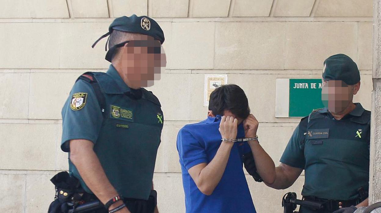 Dos agentes de la Guardia Civil llevan a Mario Marin Rodríguez, el hijo menor del dueño de Magrudis, a declarar ante la juez