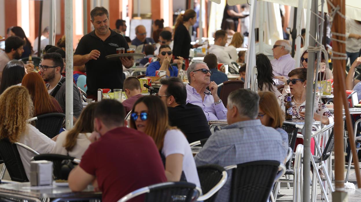 El buen tiempo volverá a llenar este fin de semana las terrazas de la Corredera