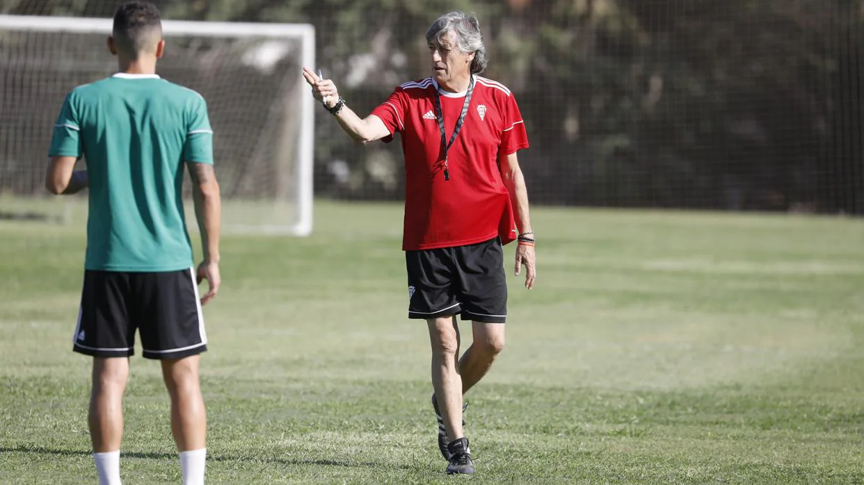 El entrenador del Córdoba, Enrique Martín, da instrucciones