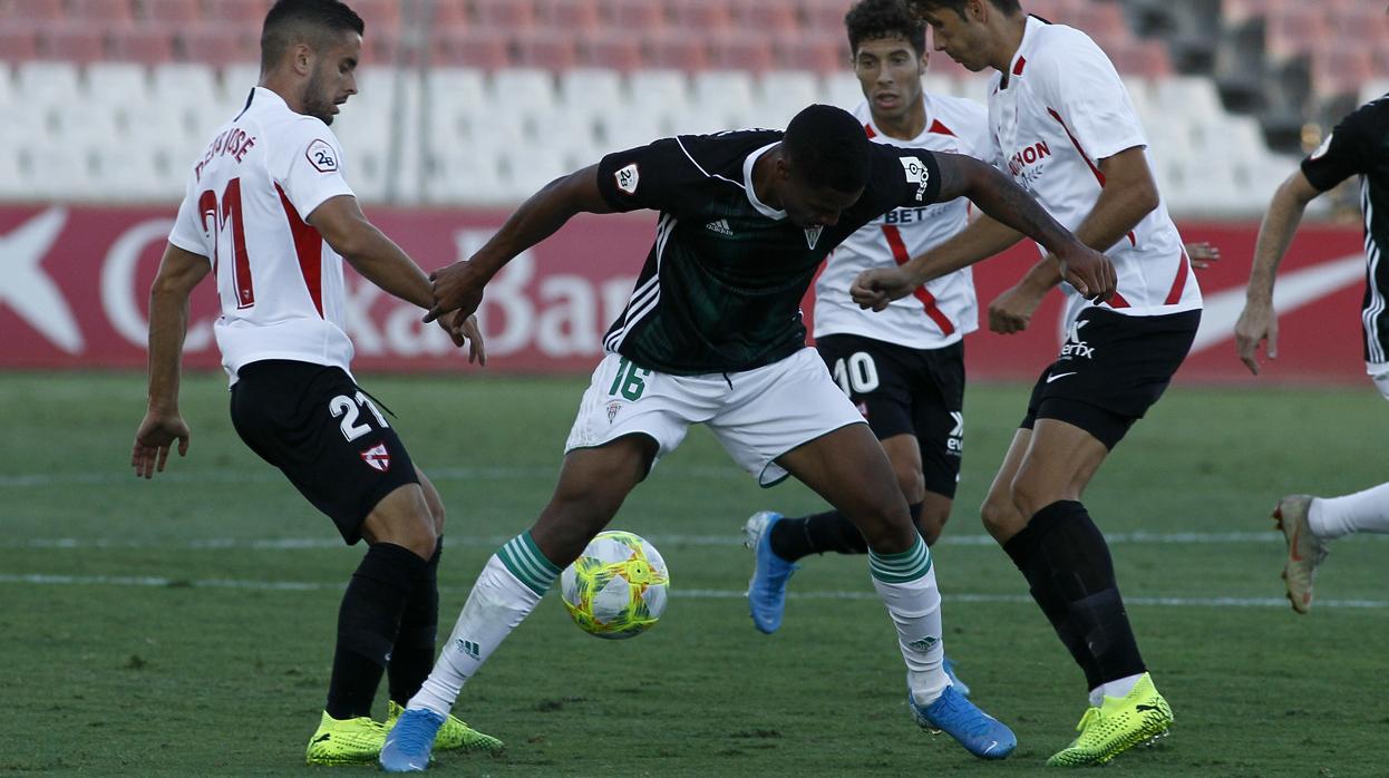 Gabriel Novaes, ante el Sevilla Atlético, en su primera titularidad