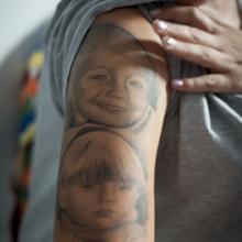 El brazo taurado con retrato de sus hijos de Vicky