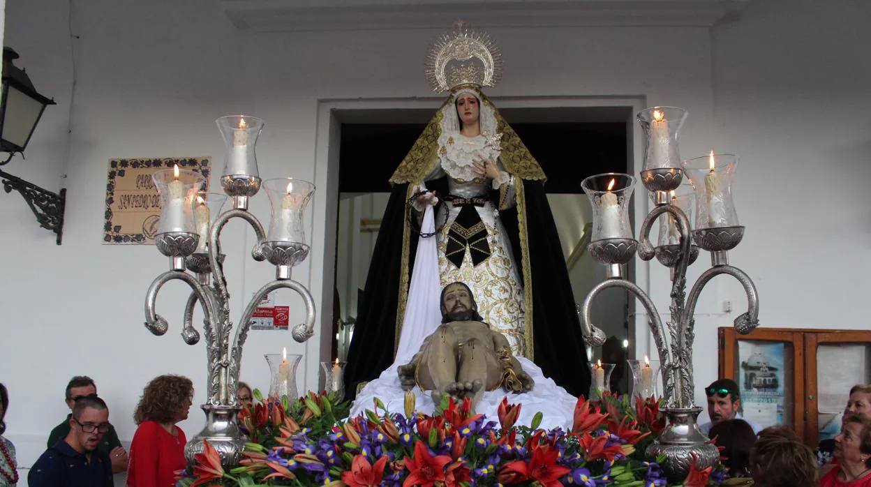 La Virgen de los Dolores con el Santo Entierro en sus pies