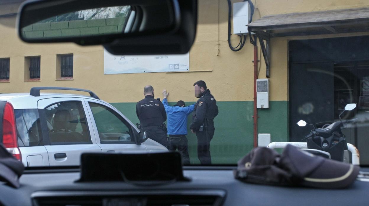 Agentes de la Policía Nacional detienen a un hombre en La Línea en una operación de contrabando